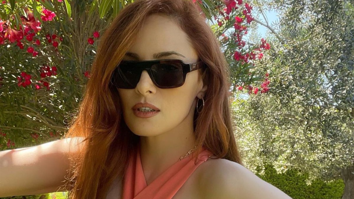 Mine Tugay’dan yeni pozlar! Gözler tek bir yere odaklandı…’O dövme gerçek mi’