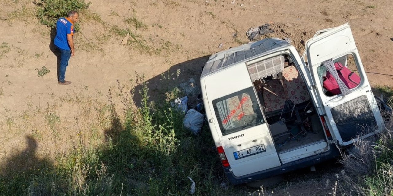 Minibüs şarampole yuvarlandı: 4 ölü, 6 yaralı