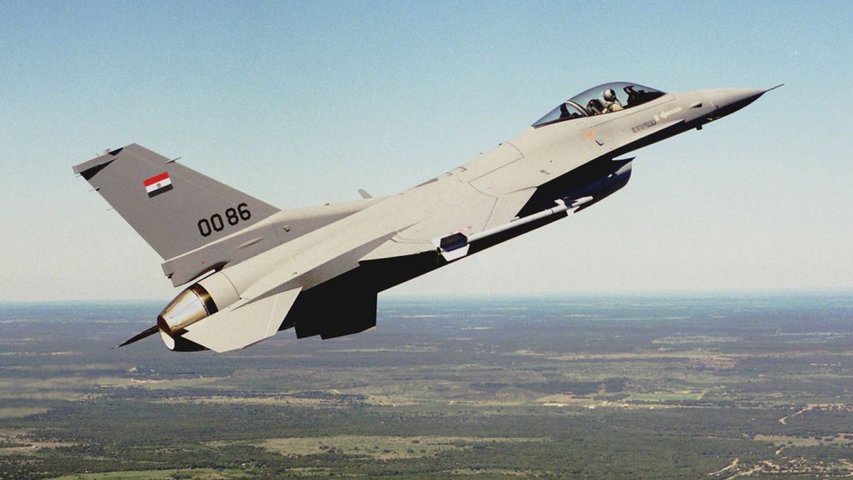 Mısır’da savaş uçağı düştü