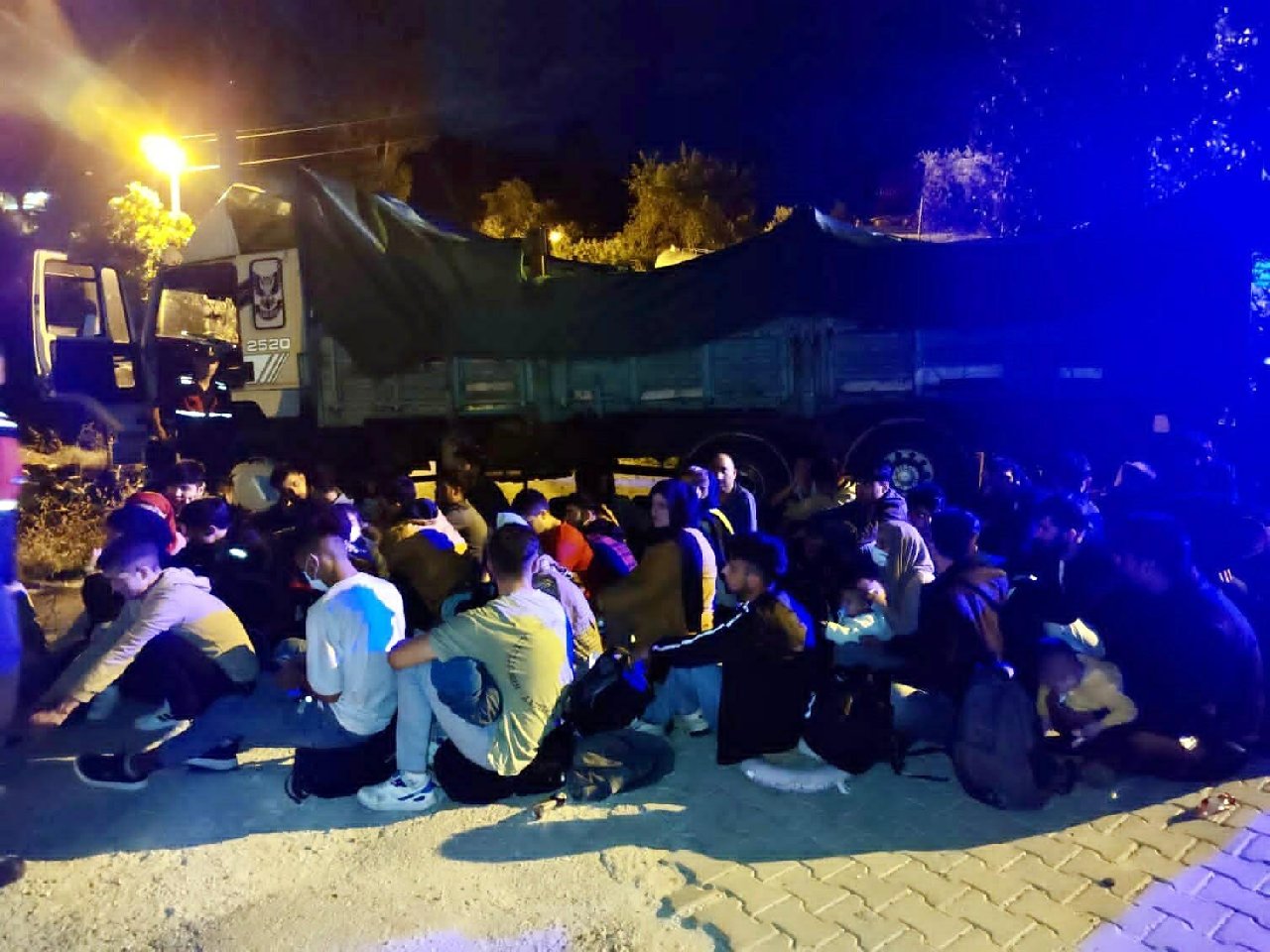 Muğla’da bir kamyon kasasında 96 göçmen