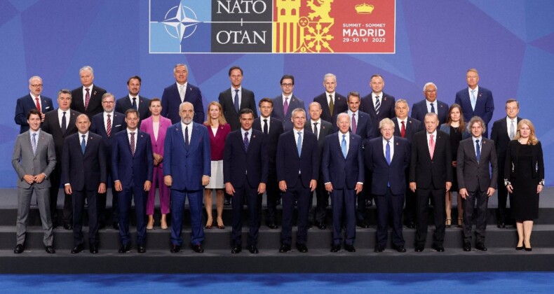 NATO Liderler Zirvesi’nde aile fotoğrafı çekildi