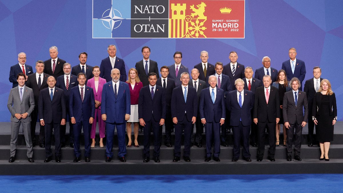 NATO Liderler Zirvesi’nde aile fotoğrafı çekildi