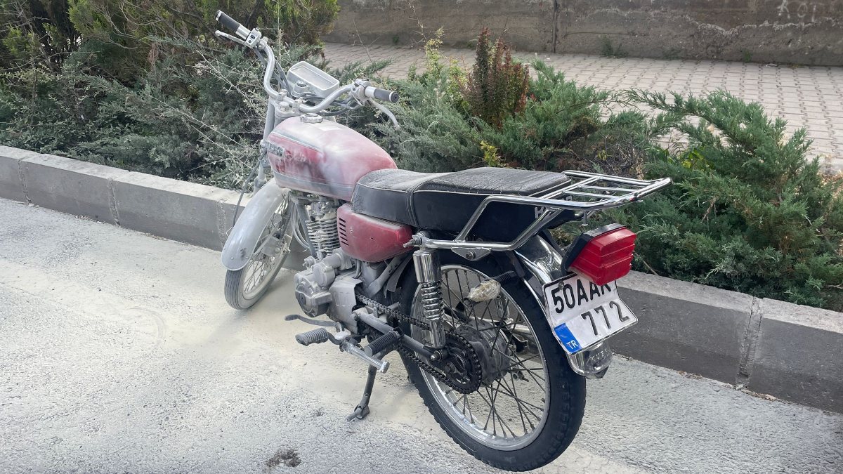 Nevşehir’de ehliyetsiz sürücü, yakalanınca motosikletini yaktı