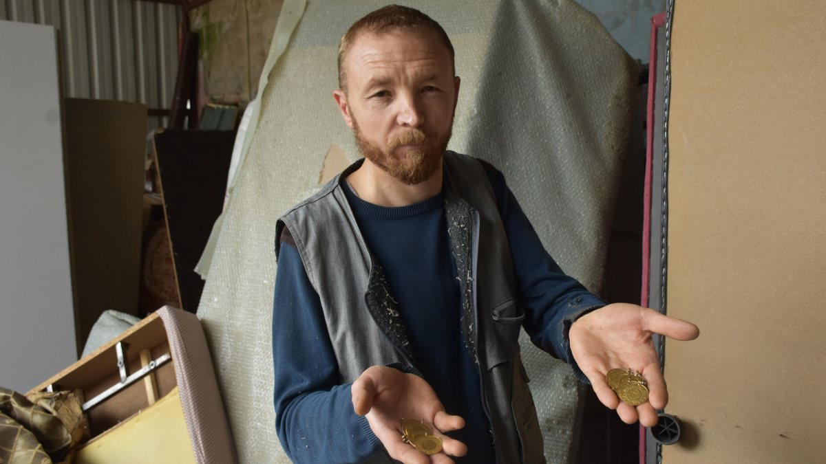 Niğde’de kanepeden çıkan altınlar, sahibine teslim edildi