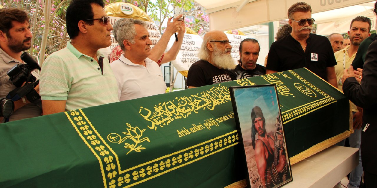 Rambo lakaplı oyuncu Sönmez Yıkılmaz son yolculuğuna uğurlandı