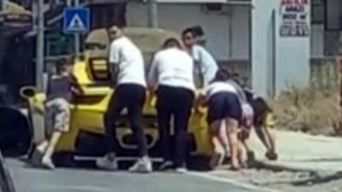 Sakarya’da milyonluk Ferrari yolda kaldı