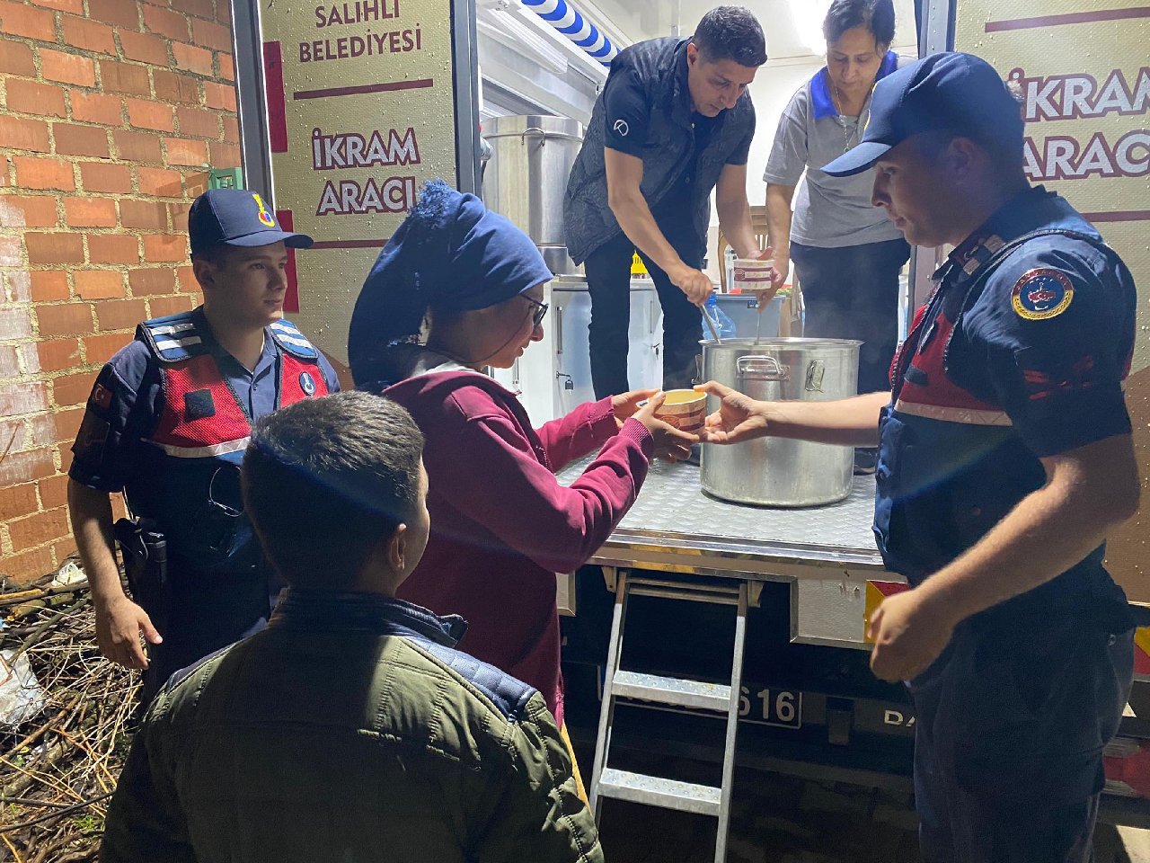 Salihli’de sağanak ve dolu: Mevsimlik işçiler düğün salonuna yerleştirildi