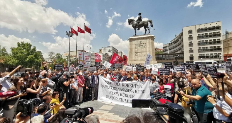 Sansür yasasının görüşmelerine erteleme