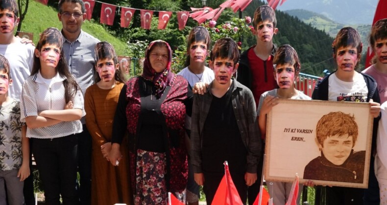 Şehit Eren Bülbül’ün maskesini takan öğrenciler, kabir ziyaretine gitti