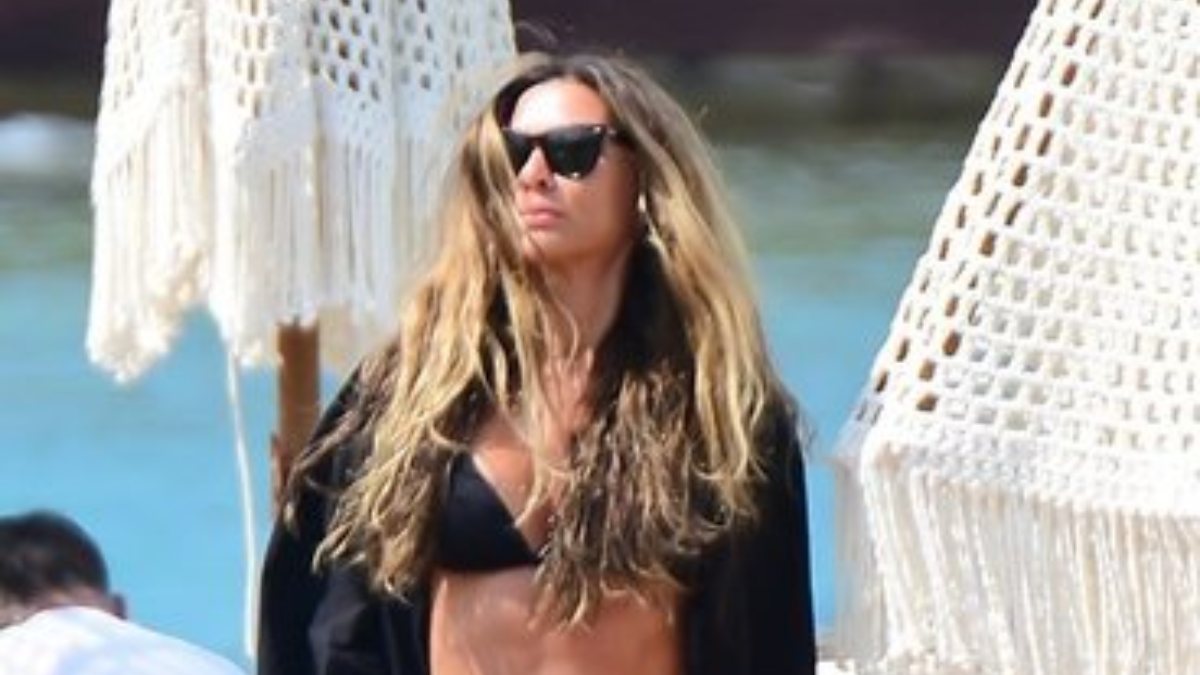 Selen Görgüzel plaja indi, gözler üzerine kilitlendi!