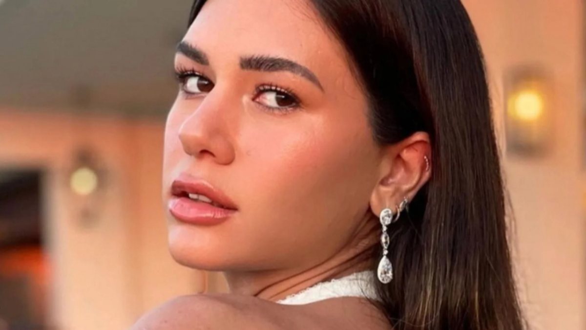 Sibil Çetinkaya derin yırtmaçlı elbisesiyle bir çömeldi, bir bacağını kaldırdı! ‘Bari New York’ta yapma’