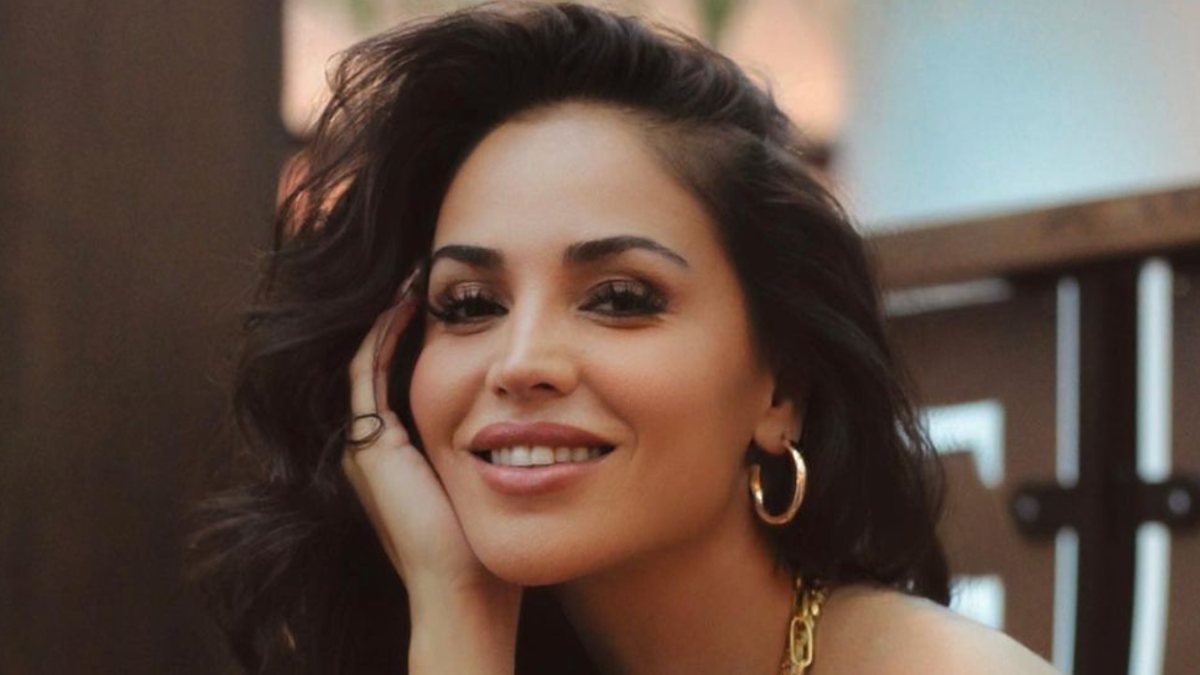 Survivor Berna Keklikler, derin göğüs dekolteli elbisesiyle sokaklarda! Ateş kırmızısı nefes kesti…