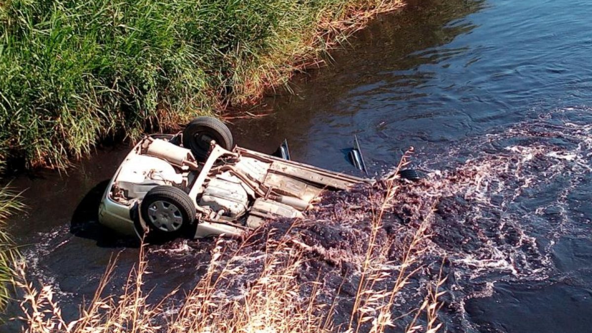 Tekirdağ’da otomobil dereye uçtu: Araçtakiler yüzerek karaya çıktı