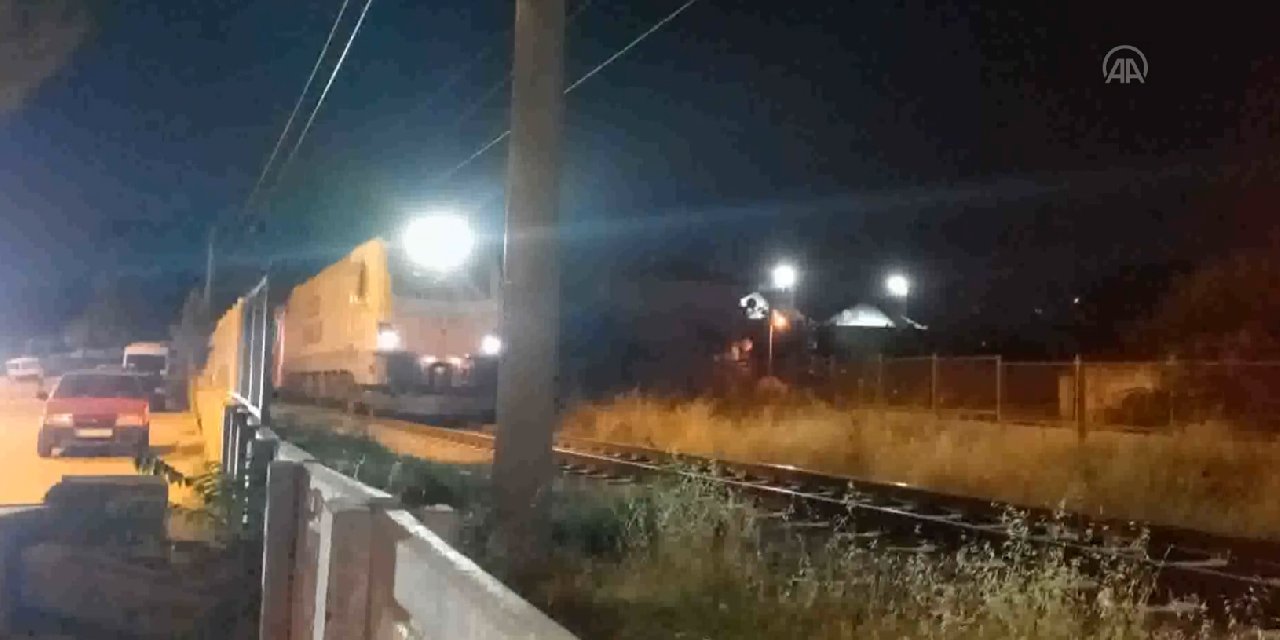 Tren raylarında feci kaz! Selfie çekmek isteyen genç kıza tren çarptı