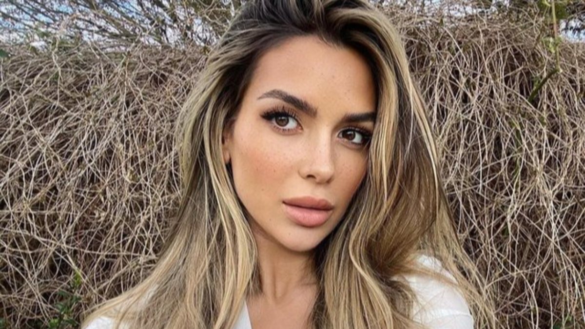 Türk güzeli Ekin Su, İngiltere’yi karıştırdı! Canlı yayında dakikalarca öpüşünce…