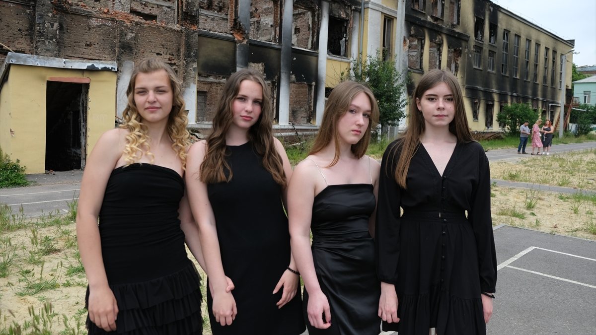 Ukrayna’da bombalanmış okulda mezuniyet töreni