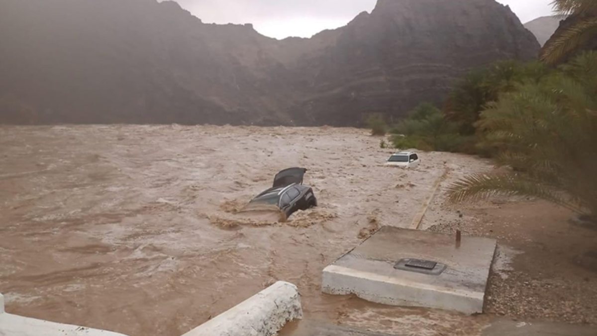 Umman’da sele kapılan iki çocuğu fotoğrafçı kurtardı