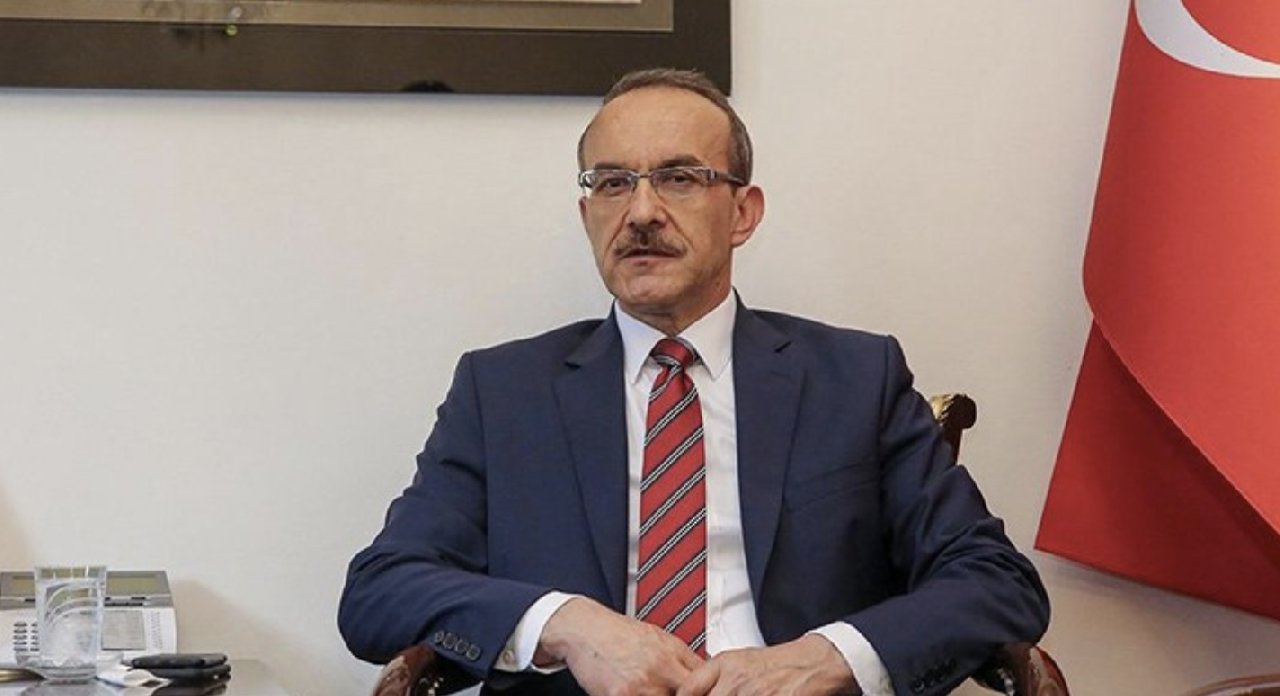 Utanmadan vali koltuğunda oturuyor: Devletin resmi tanımı laiklik olsa da…