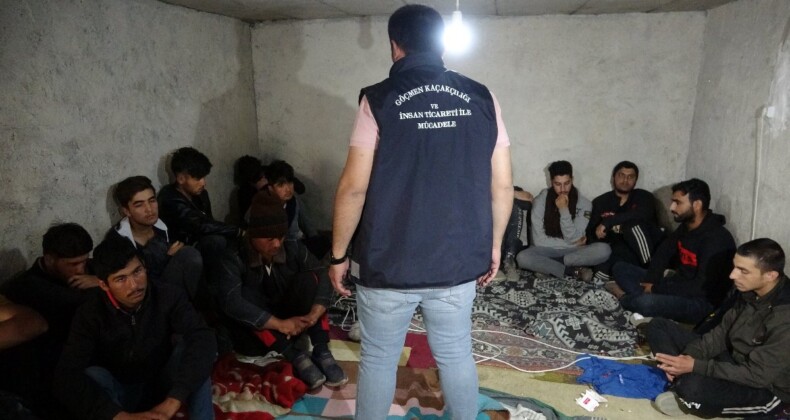 Van’da, evin bodrumunda saklanan 24 kaçak göçmen yakalandı