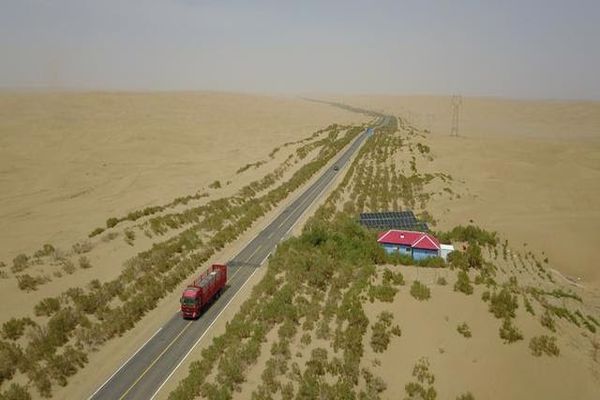 Xinjiang’da Çin’in ilk sıfır karbon emisyonlu çöl karayolu açıldı