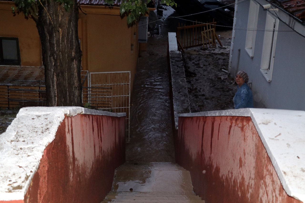 Yağmur suyuyla dolan evde ölen bedensel engelli kız, toprağa verildi