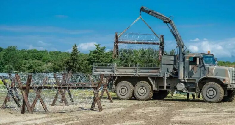 Yunanistan, Meriç Nehri kıyısına hendek kazıyor