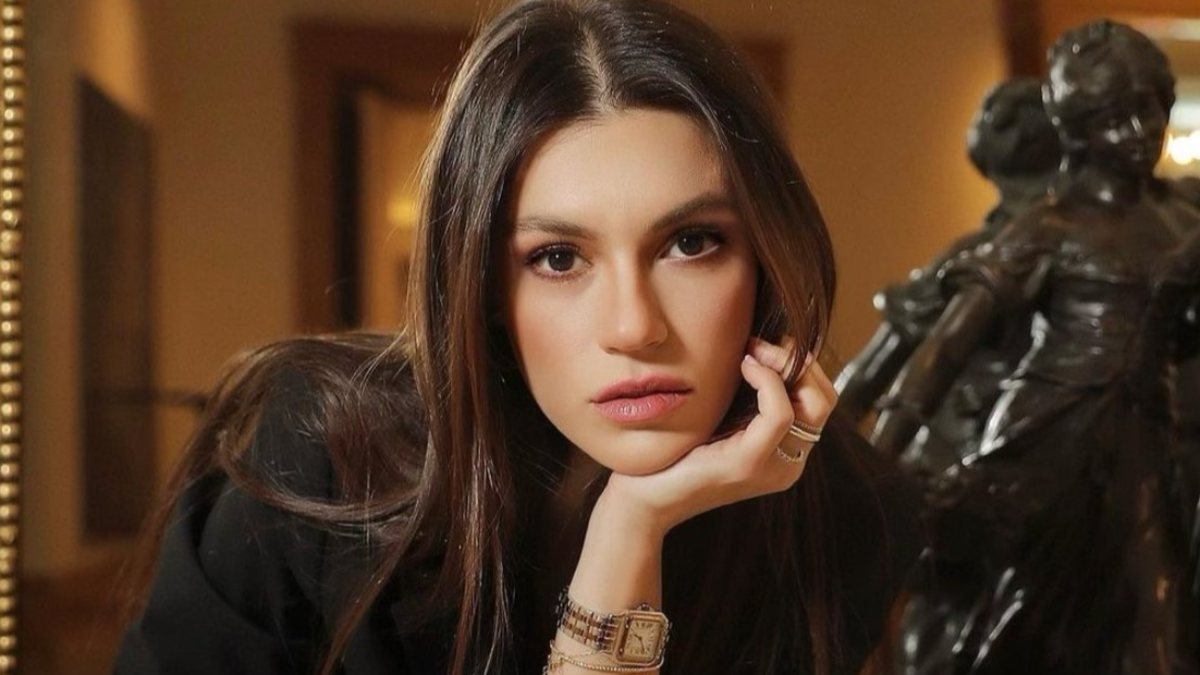 Yüsra Geyik omuzlarını indirince dekolte de geldi… ‘Hüsnü Komiser görmesin’