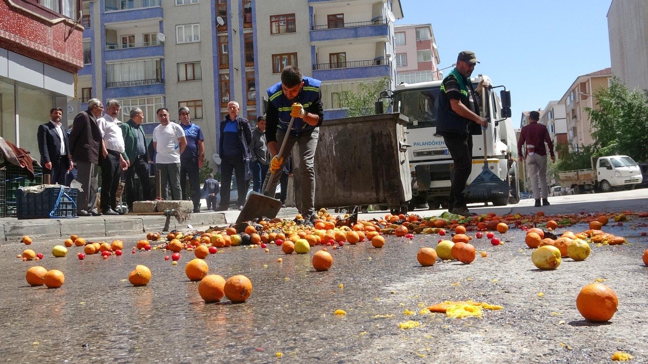 Zabıtalara sinirlendi, meyveleri yola döktü