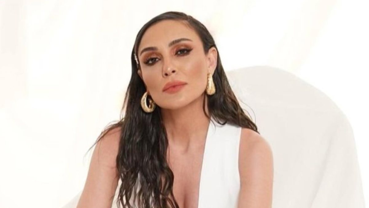 Ziynet Sali siyahlar içindeki pozlarıyla olay oldu! ‘Diyet listeni versen’