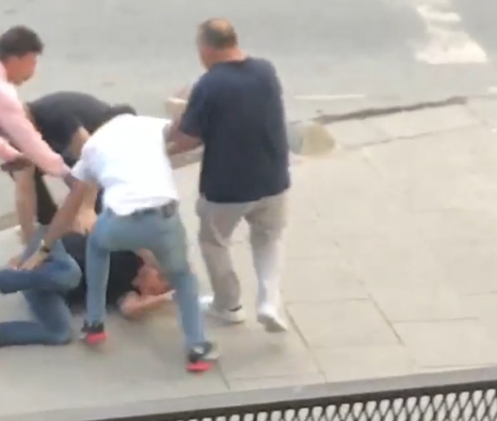 Zorla araçtan indirdikleri sürücüyü darbettiler