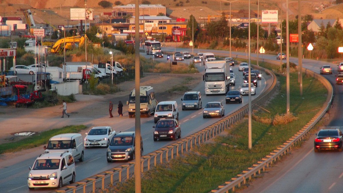 43 ilin geçiş noktasında bayram dönüşü trafiği