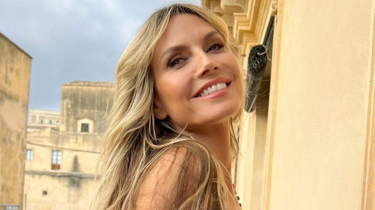 49’luk Heidi Klum’dan manzaraya karşı üstsüz poz! ‘Hayal gücüne gerek yok’