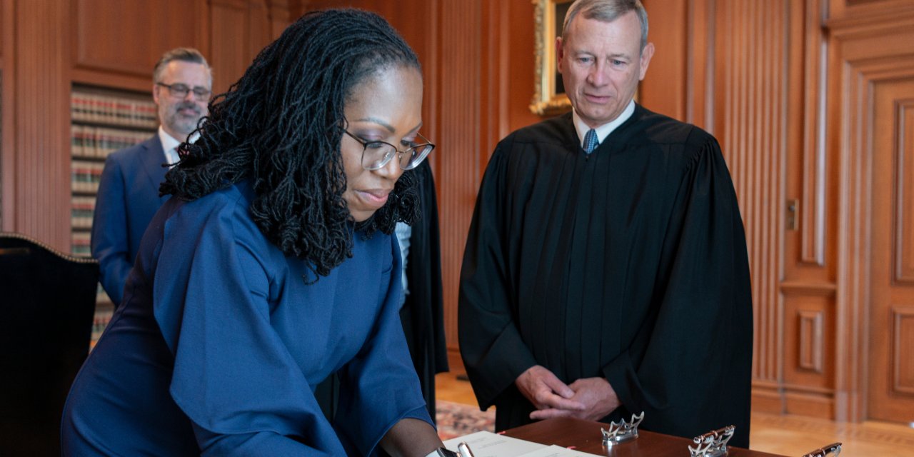 ABD’de ilk: Kadın Yüksek Mahkeme Yargıcı Brown-Jackson görevine başladı