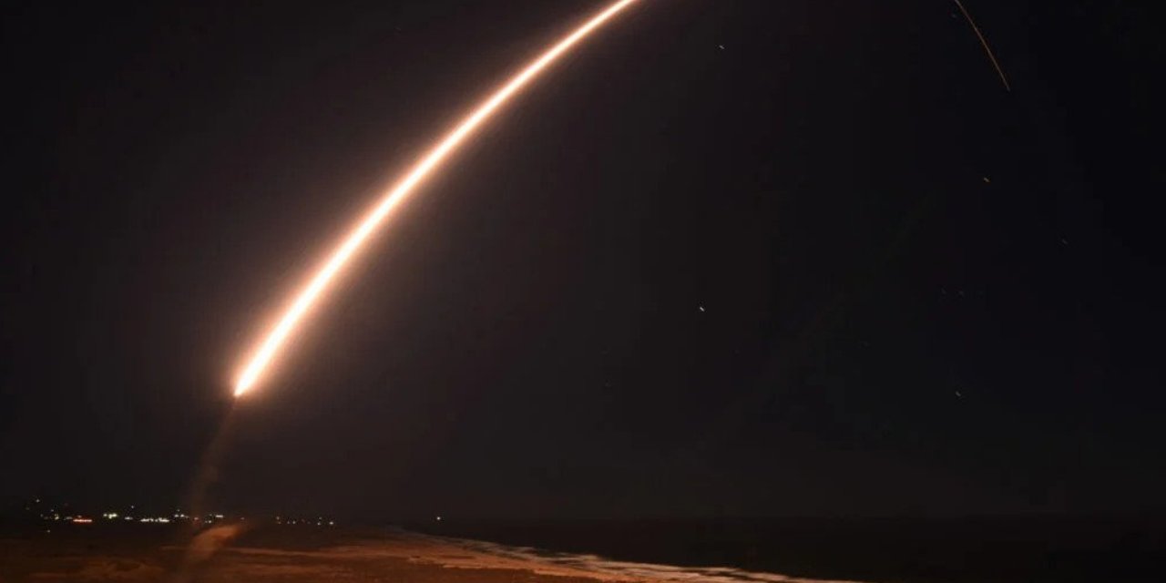 ABD’nin nükleer kapasiteli balistik füzesi infilak etti