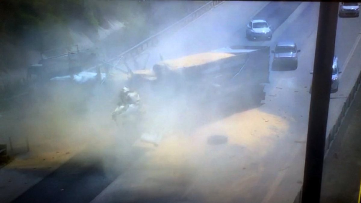 Adana’da talaş yüklü kamyon karpuz yüklü tıra çarptı