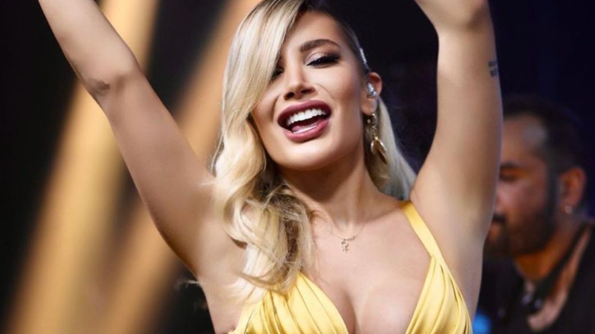 ‘Alın size Bodrum betonu’ İrem Derici’nin göğüs dekoltesi sosyal medyayı salladı…