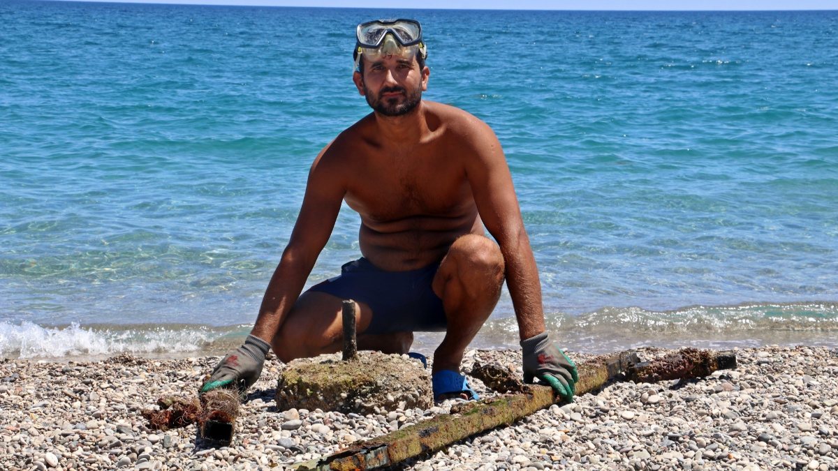 Antalya’da denizin dibinden çıkardıklarını satıyor: Paraya para demiyor