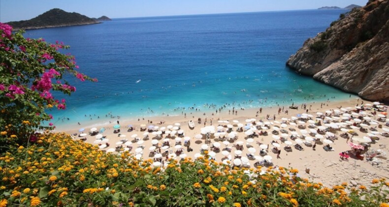 Antalya’ya hafta sonu 88 bin yabancı turist geldi