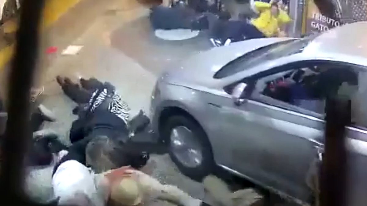 Arjantin’de tiyatro için sıra bekleyenlerin arasına araç daldı: 23 yaralı