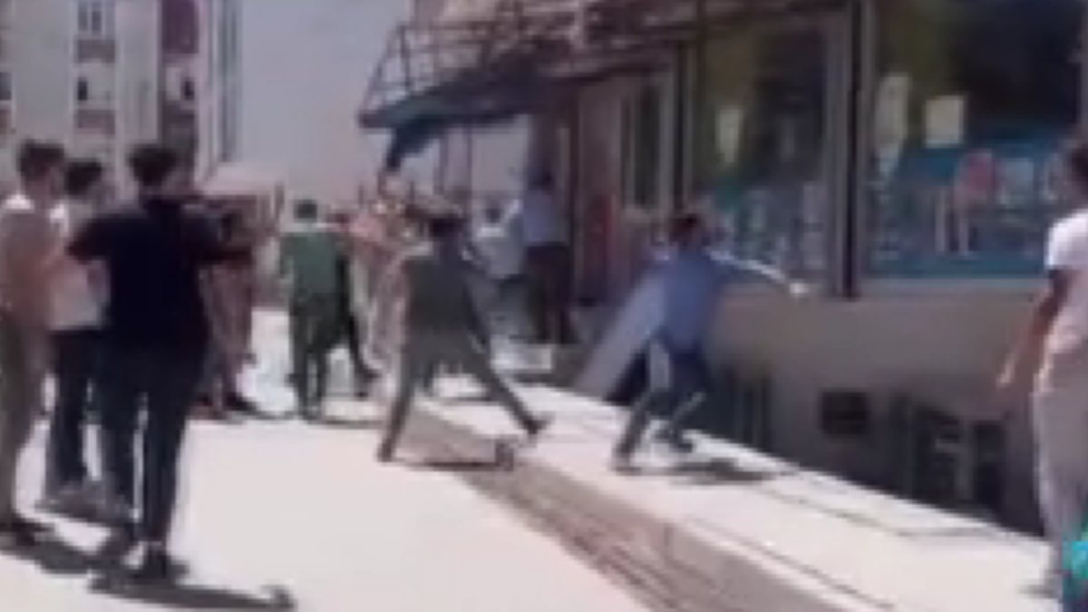 Arnavutköy’de, husumetli aileler arasında baltalı kavga