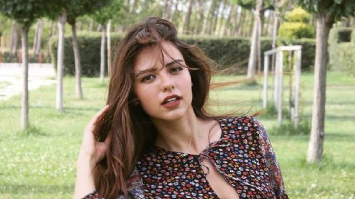 Aslıhan Malbora kumlara sere serpe uzanarak bikinili poz verdi! ‘Aklımızı aldın..’