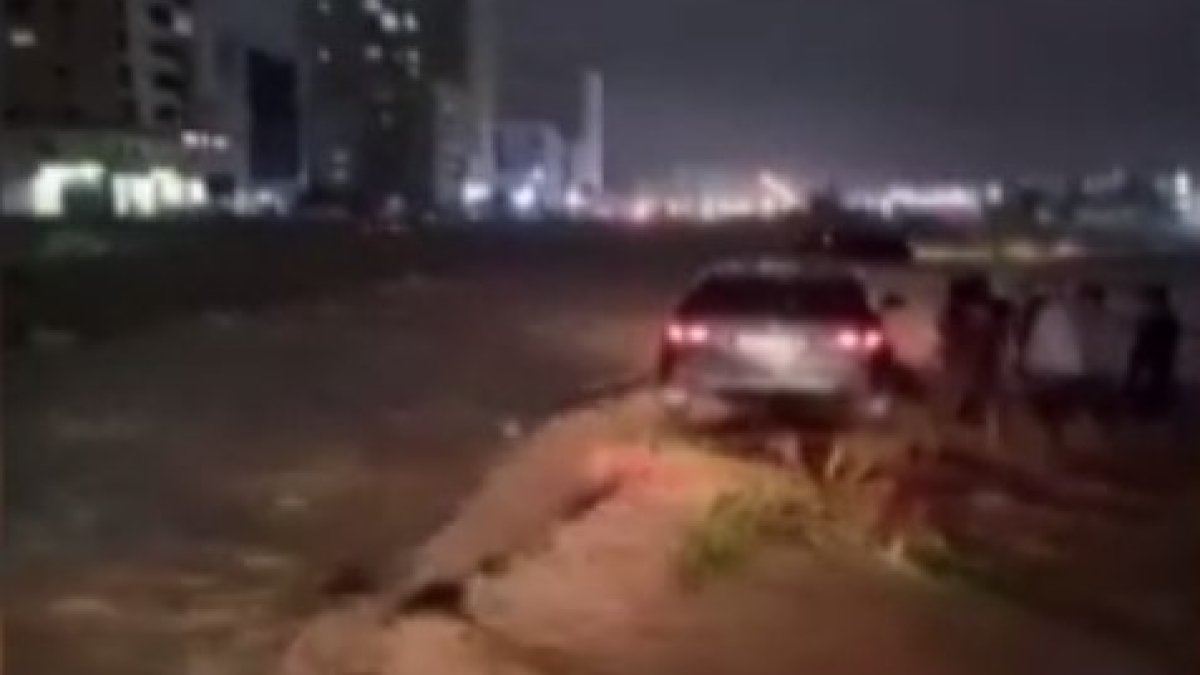 BAE’de cadde ve sokaklar göle döndü: Onlarca araç yolda kaldı