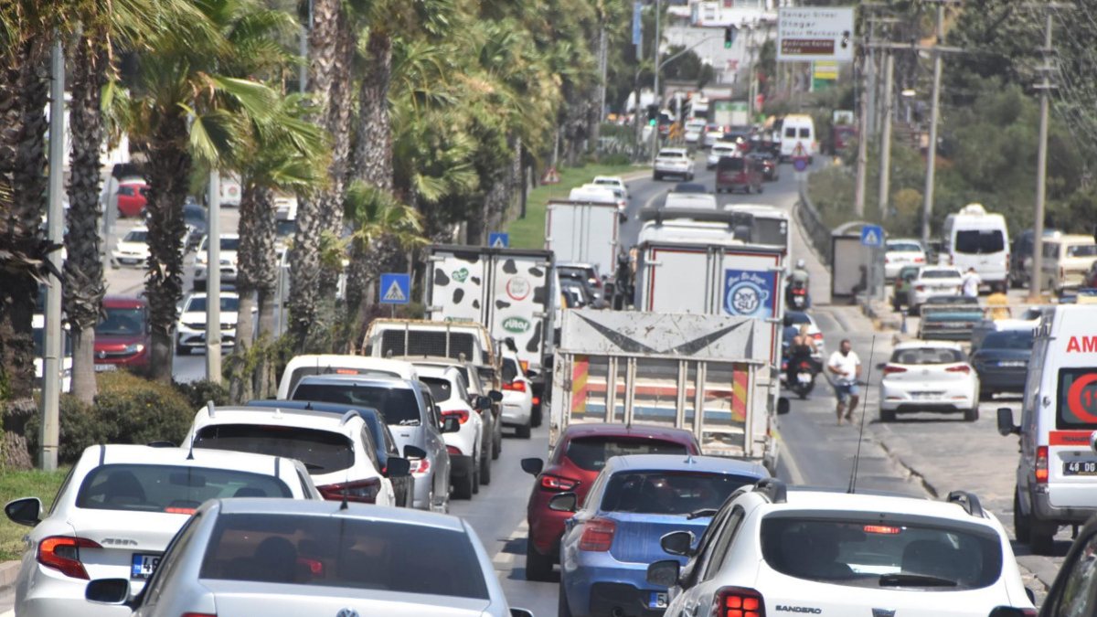 Bodrum’da bayram öncesi trafik durma noktasında