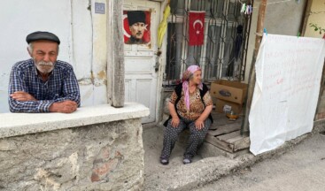 Çalınan tavukları için kapılarına pankart astılar