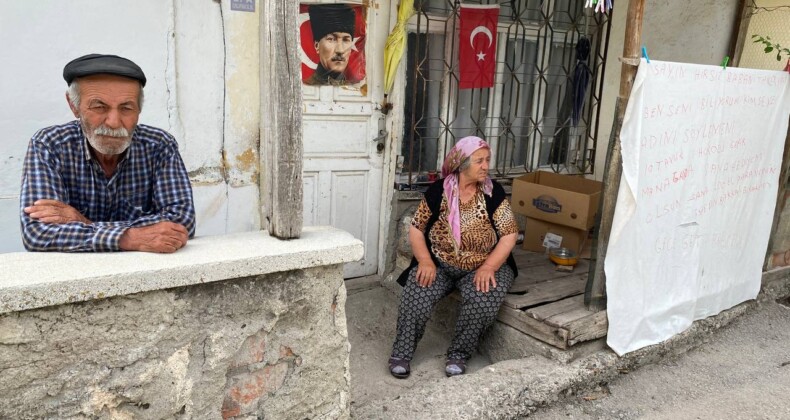 Çalınan tavukları için kapılarına pankart astılar