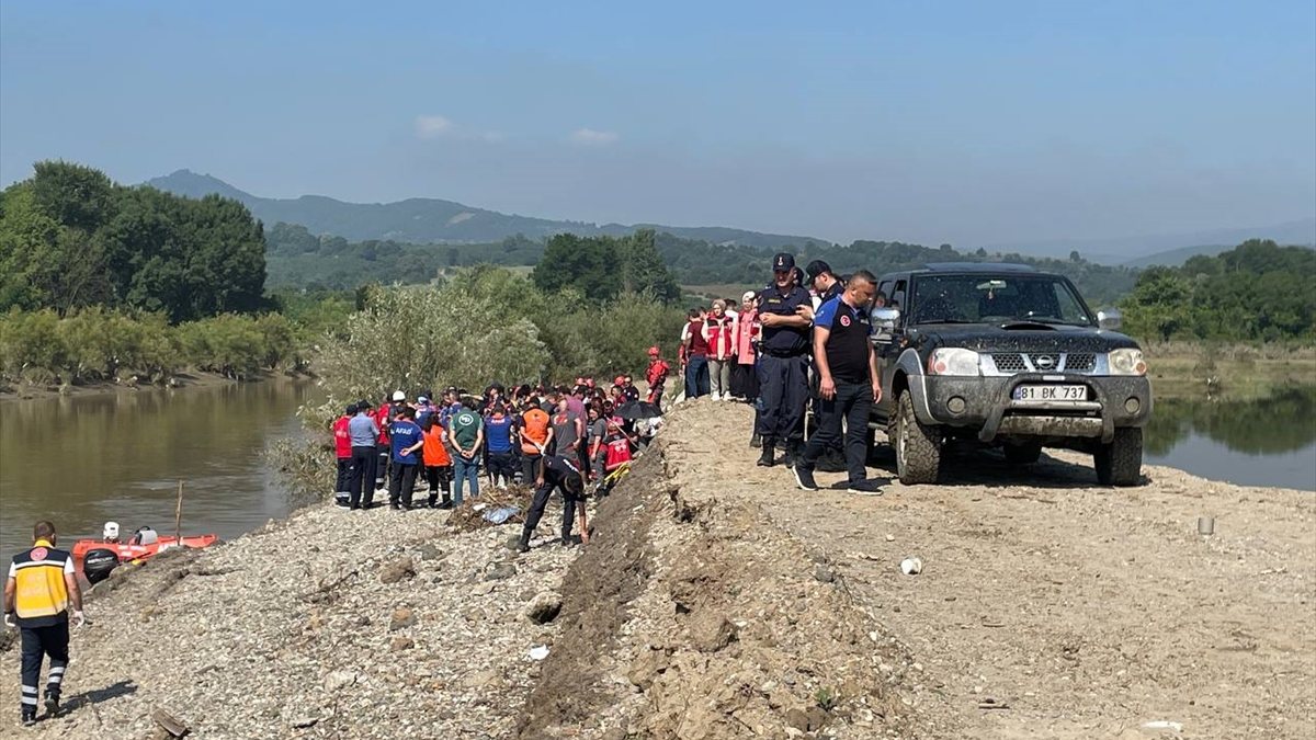 Düzce’de sele kapılan operatörün, cansız bedenine ulaşıldı