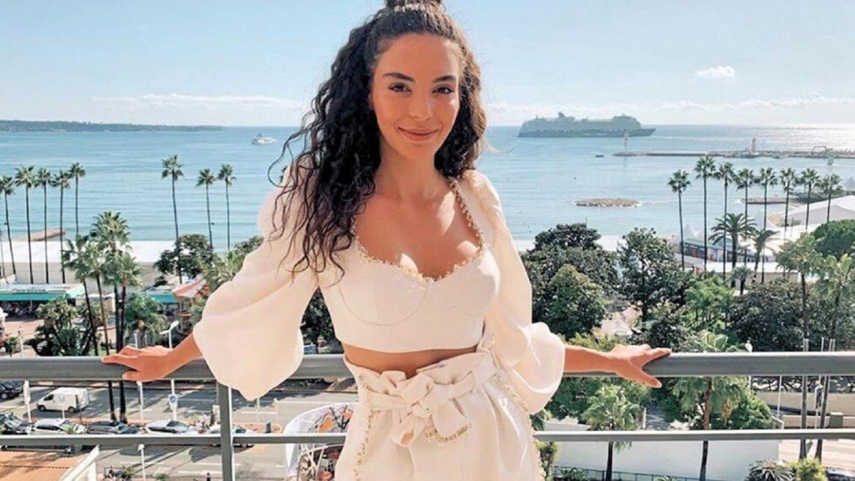 Ebru Şahin parti pozlarıyla hayran bıraktı! ‘Nasıl bir güzelliksin?’