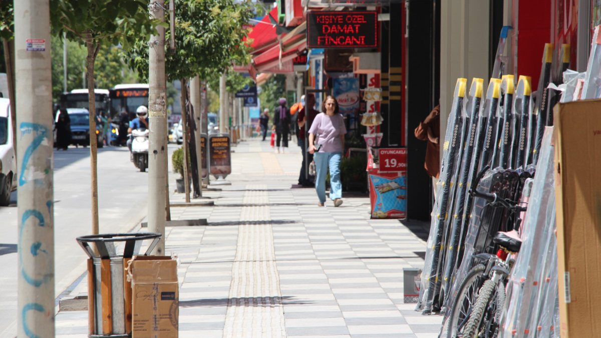 Elazığ’da hava sıcaklığı 39 dereceyi gördü, cadde ve sokaklar boş kaldı