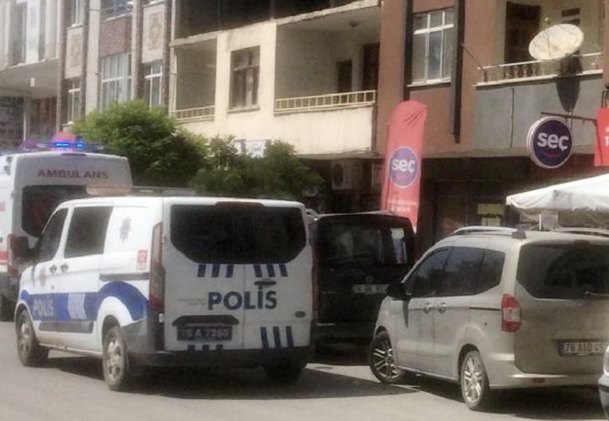 Emekli öğretmen evinde ölü bulundu