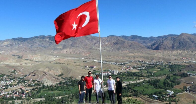 Erzururm’da dağın zirvesindeki yıpranan Türk bayrağını değiştirdiler